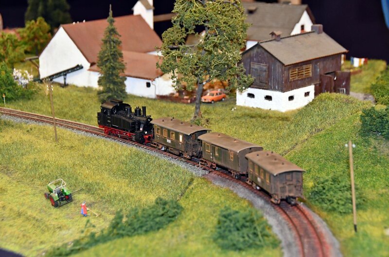 „Bockerl“ werden in Bayern viele Nebenbahnen genannt – woher der Name genau kommt ist nicht ganz sicher. Vielleicht waren die Nebenbahndampfloks ein bisschen bockig, oder der Zug war ruckelig wie ein Ziegenbock unterwegs. – Bild: SWR/​Harald Kirchner