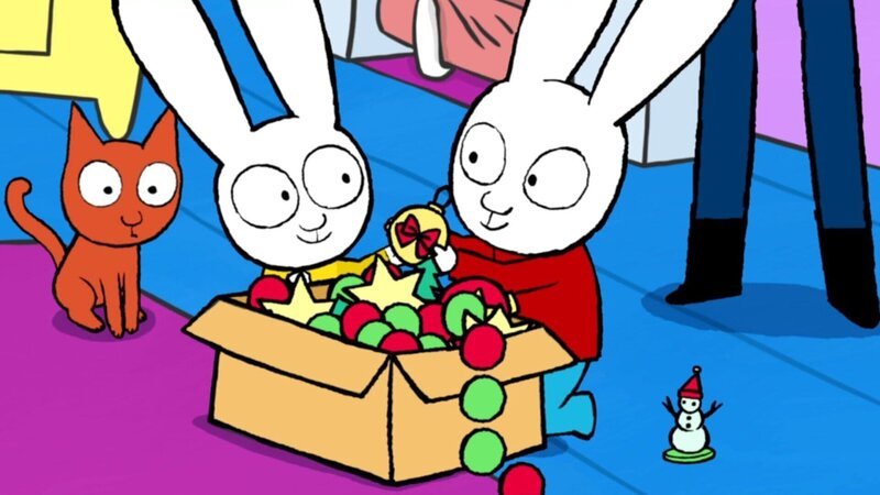 Hauskater Oskar (l.) beobachtet erstaunt, wie Franz (m.) und Simon (r.) in der Dekorationskiste nach allerhand Utensilien suchen, um die Landebahn im Garten für den Weihnachtsmann auszuschmücken. – Bild: GO-N Productions
