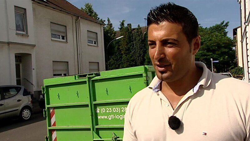 Trödelexperte Sükrü Pehlivan versucht bei Christl und Werner aus mehreren Haushalten einen zu machen. – Bild: RTLZWEI