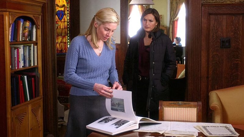Hat Klavierlehrerin June Frye (Elizabeth Mitchell, l.) eine ihrer Schülerinnen vergewaltigt und ermordet? Detective Olivia Benson (Mariska Hargitay) geht der Spur nach. – Bild: TVNOW
