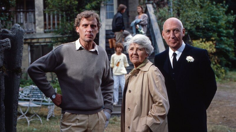 Olivers Vater (Robert Atzorn, l.) erkennt seinen Sohn nicht wieder. Auch Großmutter Louise Maass (Jane Tilden, M.) und Eickelberg (Karl Lieffen, r.) erkennen die Gefahr. – Bild: ZDF und United Archives