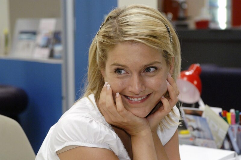 Anna (Jeanette Biedermann) ist glücklich, Jonas’ Erleichterung über die wiedergewonnenen Fotos zu sehen. – Bild: SAT.1 /​ Oliver Ziebe