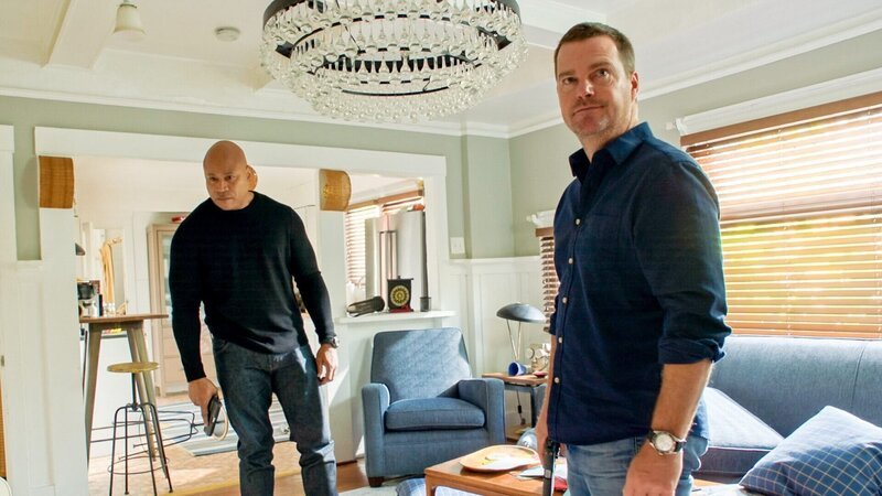 (v.li.): LL Cool J (Special Agent Sam Hanna), Chris O’Donnell (Special Agent G. Callen). – Bild: ORF/​Sevenone International/​CBS