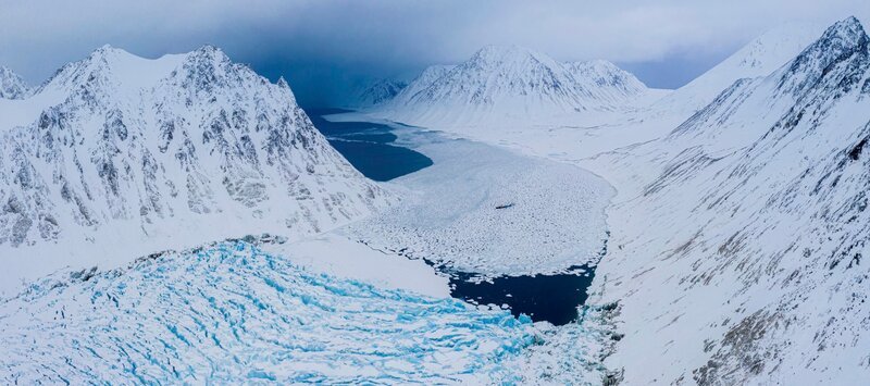 Tschum-Zelt der Nenzen, einer nomadisch lebenden indigenen Volksgruppe im Nordwesten Sibiriens.; Bizarre Eisskulptur auf dem teils zugefrorenen Baikalsee in Sibirien.; Der Magdalenefjord im Nordwesten von Spitzbergen. – Bild: BR/​Michael Martin
