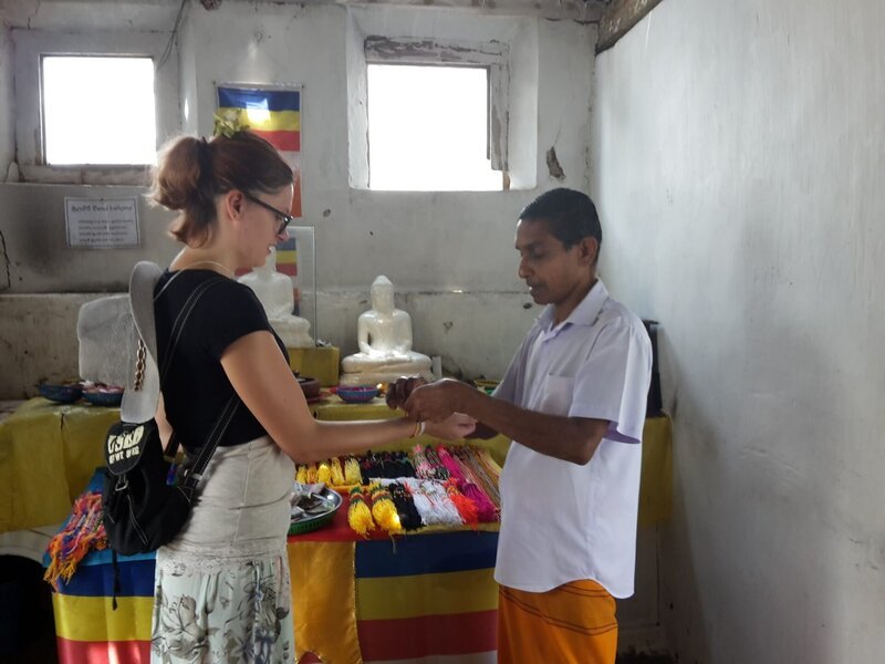 Passagierin Patty wird von einem buddhistischen Priester im Mulkirigala Felsentempel gesegnet, im Distrikt Hambantota auf Sri Lanka. – Bild: Bewegte Zeiten Filmproduktion GmbH/​BR/​Bettina Zettler