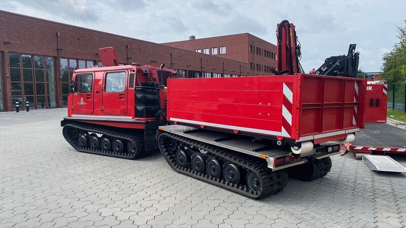 The Hägglund BV 206 in the courtyard of fire station 3. – Bild: Warner Bros. Discovery, Inc.