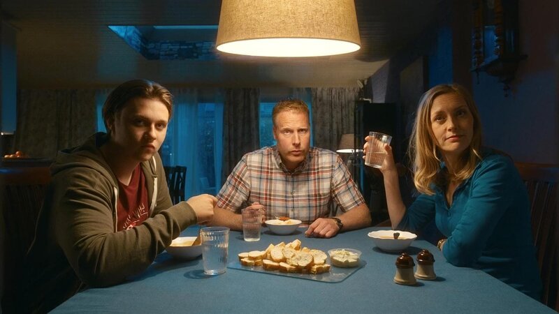 Kees (Ole Kroes), Jan (Ferdi Stofmeel) und Irma (Elisa Beugers) am Esstisch im Gespräch mit Floor (Bobbi Mulder). – Bild: NDR/​NL Film