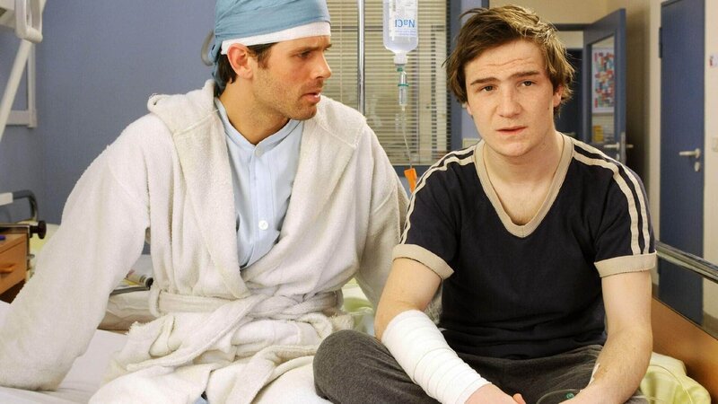 Alexis von Buren (Steffen Groth, l.) und Patient Jonas (Frederic Lau). – Bild: RTL /​ Reiner Bajo