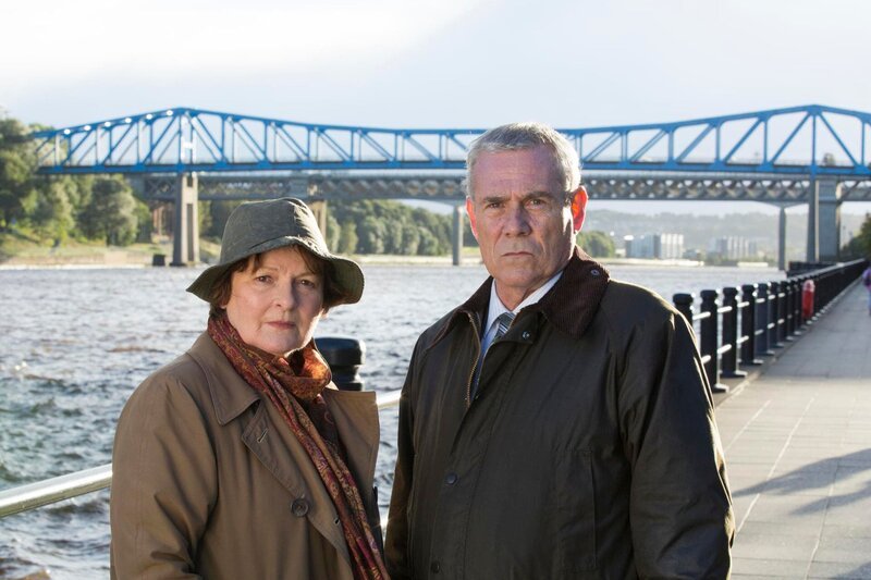 DCI Vera Stanhope (Brenda Blethyn) und ihr Mitarbeiter DC Kenny Lockhart (Jon Morrison) ermitteln diesmal in einem besonders komplizierten Mordfall an einem jungen Teenager. – Bild: ITV Studios
