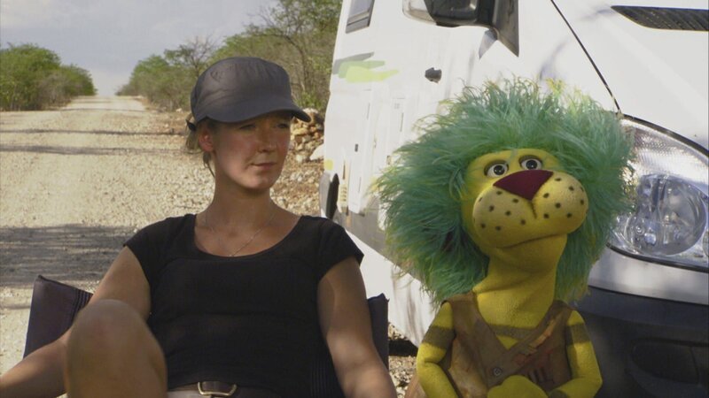 OLI und Davina warten auf die Pannenhilfe. – Bild: SWR/​Eikon Südwest GmbH