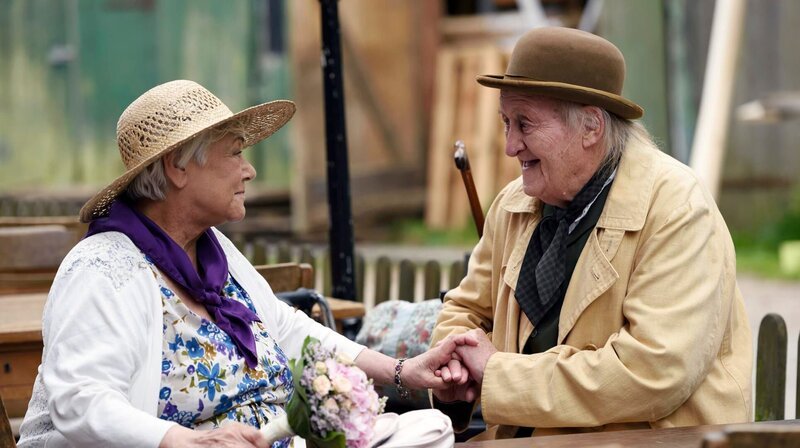 Onkel Krischan (Hans Kahlert, r.) möchte mit seiner alten Freundin Amanda (Irmgard Jedamzyk) nach Bad Bevensen fahren um sie dort zu heiraten. – Bild: NDR/​Nicolas Maack