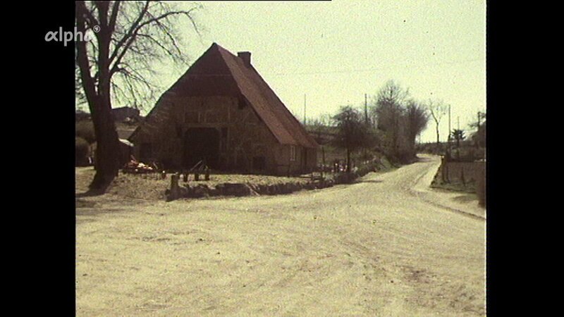 Beobachtungen auf einem Dorf in Ostholstein 1971: Am Sonntag ist die Straße leer. – Bild: rbb