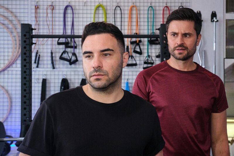 Paco (Milos Vukovic, r.) zerreißt es das Herz, als er erkennen muss, wie sehr Easy (Lars Steinhöfel) leidet. – Bild: Foto: RTL /​ Stefan Behrens