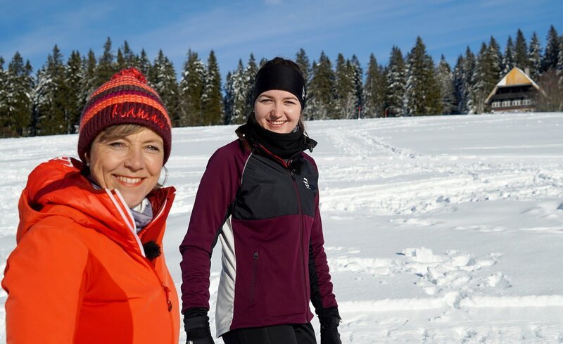 Annette Krause, (li.) mit Langlauftrainerin Vanessa Bühler. – Bild: SWR /​Jochen Schmid