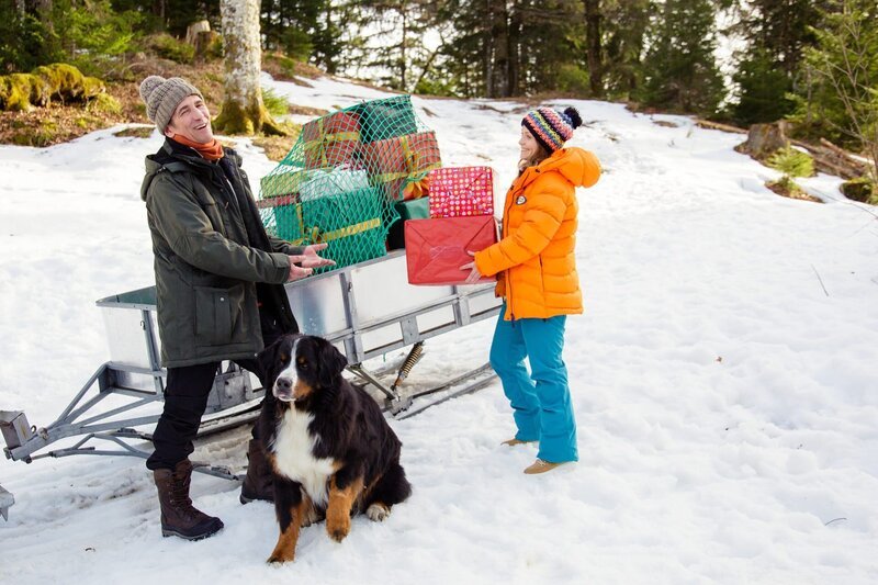 Fritz Fuchs (Guido Hammesfahr, l.) und seine Kusine Charlie (Géraldine Raths, r.) haben die verlorengegangenen Geschenke gerettet. Jetzt müssen sie nur noch den Weg zur Weihnachtshütte finden. – Bild: ZDF/​Andrea Hansen Fotografie