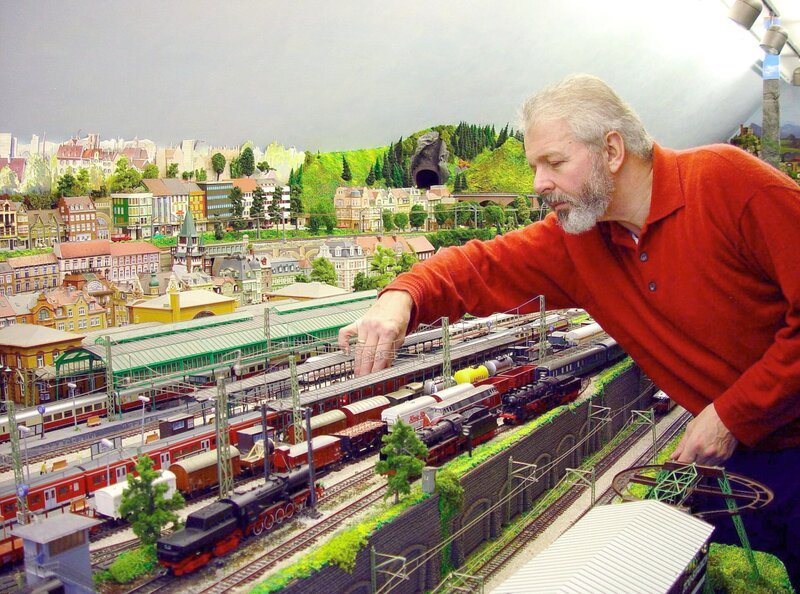 Dr. med. Peter Holbeck mit seiner Modellbahnanlage. – Bild: SWR/​P.Holbeck