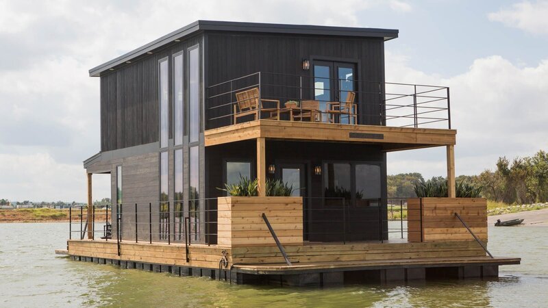 As seen on FIxer Upper, the exterior of the Swartz’s remodeled house boat. (After #11) – Bild: HGTV/​Scripps Networks, LLC.