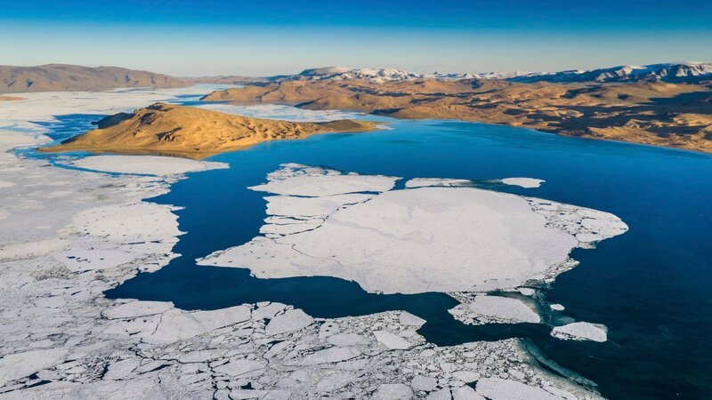 Der teils zugefrorene Char Nuur-See in der westlichen Mongolei. – Bild: Michael Martin /​ BR