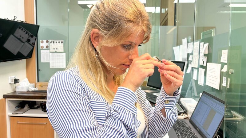 Franzi inspecting jewelry. – Bild: DMAX