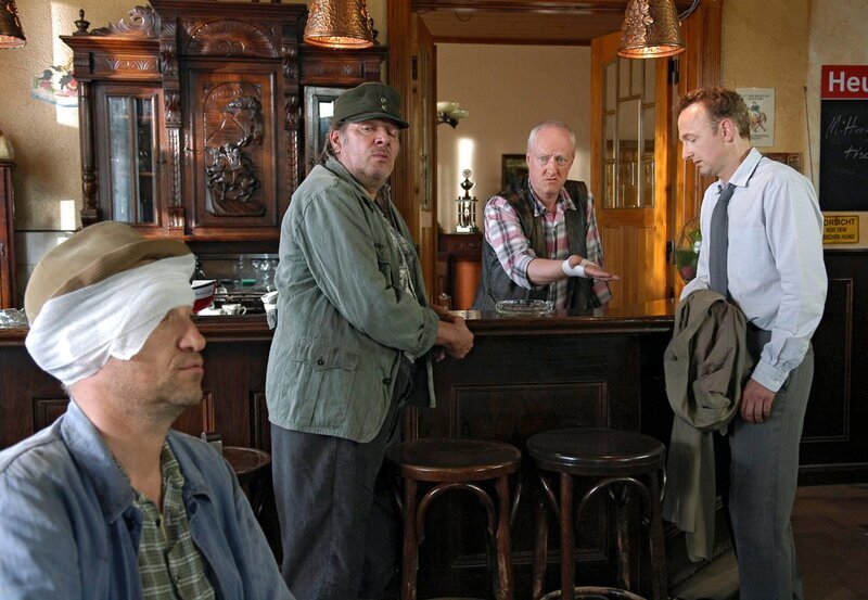 v.l.n.r.: Adsche (Peter-Heinrich Brix), Brakelmann (Jan Fedder), Shorty (Axel Olsson) und Versicherungsagent Höpfner (Peter Jordan). – Bild: NDR/​Nicolas Maack