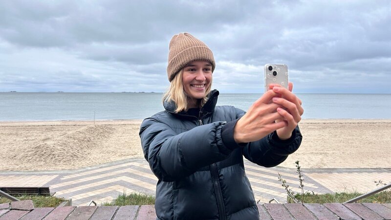 Hallo von der Insel: Influencerin Ariana berichtet auf ihrem TikTok-Kanal von ihrem Leben auf der nordfriesischen Insel Föhr. – Bild: Jovanna Weber