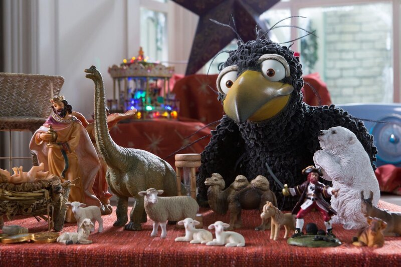 Rabe Rudi (Lennart Morgenstern) freut sich sehr auf Weihnachten und hat seine ganz eigene und eigenwillige Krippe aufgebaut. – Bild: ZDF/​Zia Ziarno