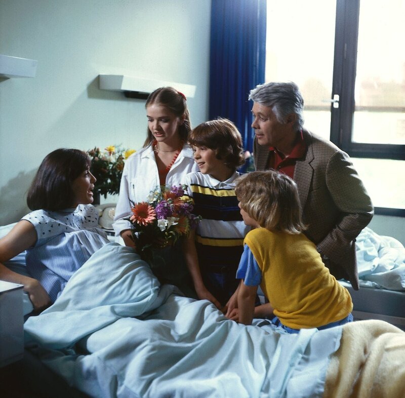 Angi hat sich bei der Hausarbeit übernommen und muß für einige Tage ins Krankenhaus. Doch sie braucht sich keine Sorgen zu machen, denn die Kinder haben mit Werner eine Arbeitsaufteilung für die Haushaltsführung besprochen. (V.l.n.r.: Thekla Carola Wied, Julia Biedermann, Timmo Niesner, Peter Weck, Tarek Helmy). – Bild: ZDF
