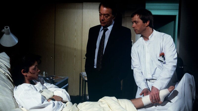 Die kleine Ausreißerin Andrea (Katja Woywood) ist wieder in der Schwarzwaldklinik. Prof. Brinkmann (Klausjürgen Wussow) und Dr. Engel (Michael Kausch) versuchen ihr zu helfen. – Bild: Thomas Waldhelm