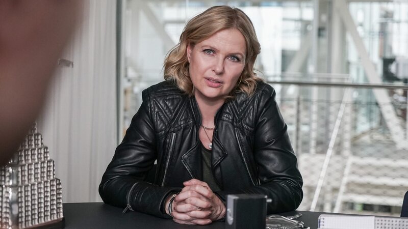 Vera Lanz (Katharina Böhm) schlägt sich, wie ihre Kollegen, die Nächte um die Ohren, um dem Mörder auf der Spur zu bleiben. – Bild: ZDF und Michael Marhoffer