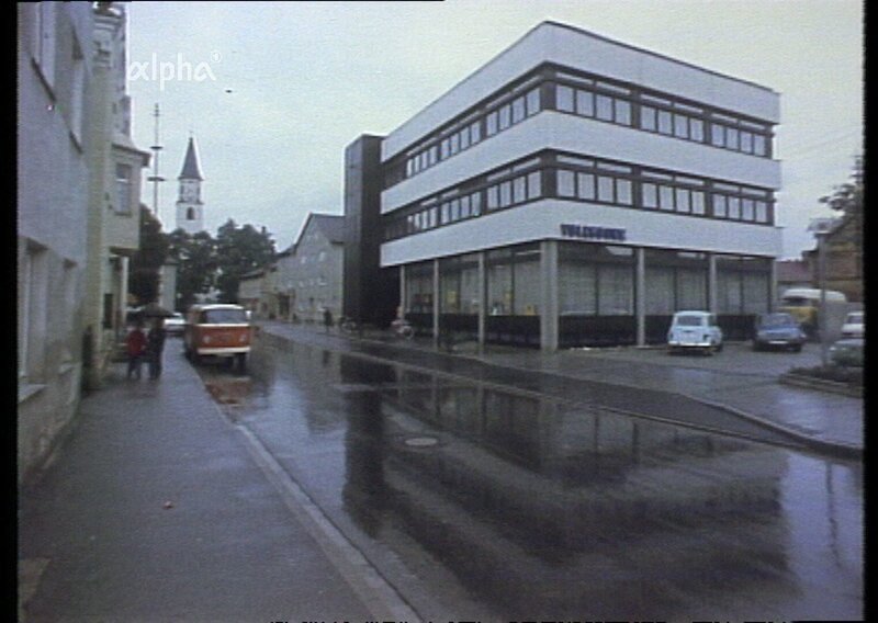 Unser Dorf soll hässlich werden – Filmemacher Dieter Wieland sucht 1975 die effektivsten Möglichkeiten, wie man aus einem schönen Dorf ein hässliches macht. – Bild: BR