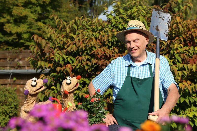 Dicke Regelwolken ziehen auf und dann ist da noch der Wetterfrosch auf seiner Leiter sowie ein seltsames Geräusch, dass die Erdmännchen Jan und Henry nicht wieder einschlafen lässt. – Bild: rbb/​bigSmile