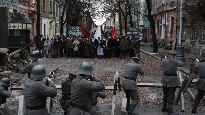 W?hrend der Novemberrevolution von 1918/​19 liefern sich Aufständische mit Regierungstruppen und Freikorpssoldaten heftige Gefechte. – Bild: ZDF/​Frank Amann