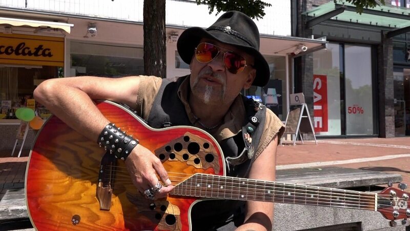 Der Straßenmusiker Fanty versucht einen Neustart. Mit 424 Euro Hartz IV im Monat ist das jedoch nicht ganz einfach. – Bild: RTLZWEI