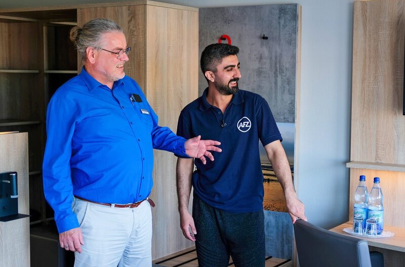 Hotel-Bereichsleiter Dirk Höft ist froh, dass Erkan hier arbeitet. – Bild: NDR/Clipfilm Hotel-Bereichsleiter Dirk Höft ist froh, dass Erkan hier arbeitet. – Bild: NDR/Clipfilm