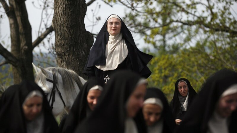 Hildegard von Bingen will mehr sein als nur eine einfache Nonne. Sie wirkt als Visionärin und Predigerin, Heilkundige und religiöse Autorin. – Bild: ZDF/​Alzbeta Jungrová