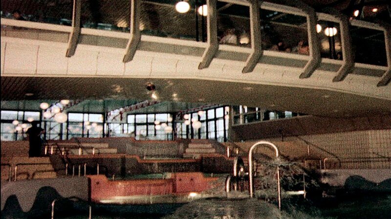 Das Jahr 1981 – der Häuserkampf in West-Berlin ist auf dem Höhepunkt und fordert einen Toten, Richard von Weizsäcker wird neuer Regierender Bürgermeister und im Osten der Stadt eröffnet das Erholungszentrum SEZ. Foto: Das Sport- und Erholungszentrum SEZ wird eröffnet. – Bild: rbb