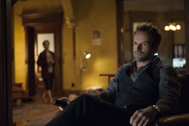 Ein neuer verzwickter Mordfall beschäftigt Sherlock Holmes (Jonny Lee Miller, r.) und Joan Watson (Lucy Liu, l.) … – Bild: CBS Television