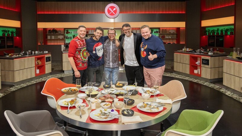 Gruppenfoto von links: Die Profiköche Robin Pietsch, Maurizio Oster, Mario Kotaska, Tarik Rose und Richard Rauch. – Bild: Norman Kalle