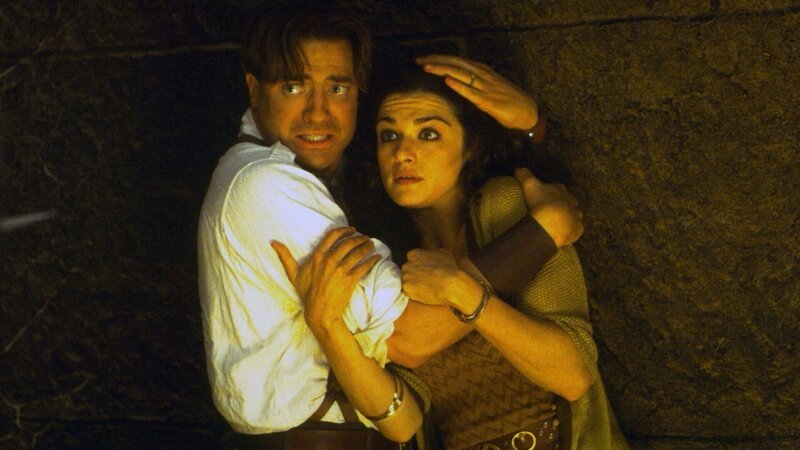 Rick (Brandan Fraser, li.) muss Evie (Rachel Weisz, re.) und seinen Sohn Alex vor Imhotep schützen … Foto: © 2001 Universal Studios. All Rights Reserved. – Bild: Universal Studios