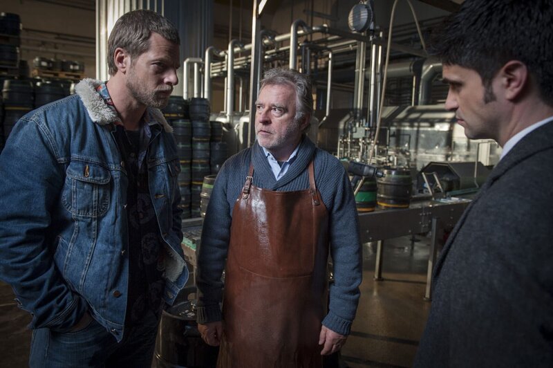 Sven Lohmeyer wurde kurz nach seiner Haftentlassung ermordet. Schon bald stoßen Mick (Henning Baum, l.) und Andreas (Maximilian Grill, r.) auf Brauereibesitzer Ralf Rothstein (Andreas Schmidt-Schaller, M.), der dem Toten einen Job angeboten hatte, obwohl seine Tochter Juliane vor Jahren durch dessen Hand starb … – Bild: SAT.1 /​ Martin Rottenkolber