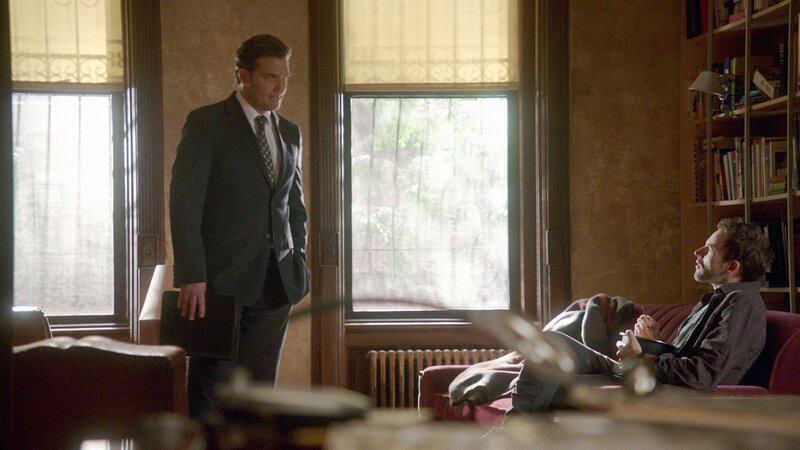 Sherlock Holmes (Jonny Lee Miller, r.) ermittelt in einem neuen Fall und stößt dabei auf Jim Fowkes (Craig Bierko, l.). Doch hat er wirklich etwas damit zu tun? – Bild: CBS Television Lizenzbild frei