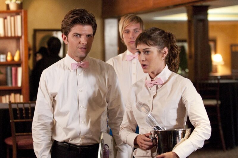 (v.l.n.r.) Henry Pollard (Adam Scott); Kyle Bradway (Ryan Hansen); Casey Klein (Lizzy Caplan) – Bild: Starz Entertainment LLC