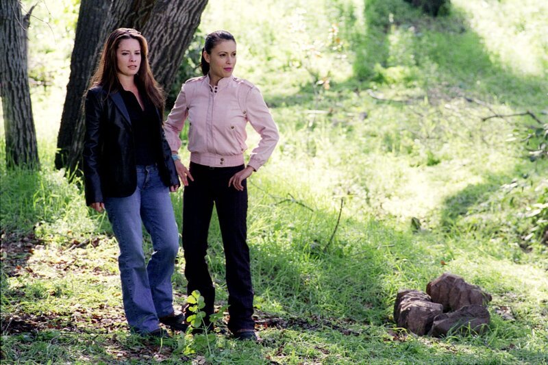 Auf der Suche nach den Waldnymphen: Piper (Holly Marie Combs, l.) und Phoebe (Alyssa Milano, r.) … – Bild: Paramount International Television Lizenzbild frei