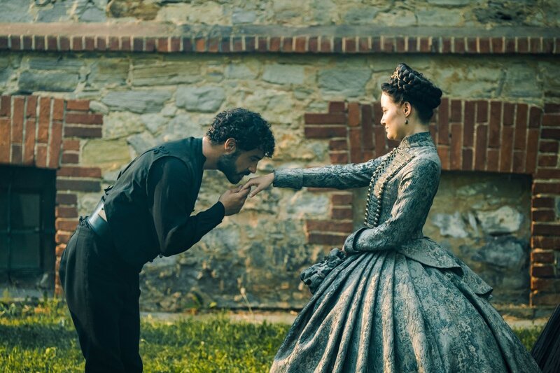 Graf Andrássy (Giovanni Funiati) begrüßt Sisi (Dominique Devenport) in Ungarn. – Bild: ORF/​Beta Film/​RTL/​Story House Pictures/​Armands Virbulis