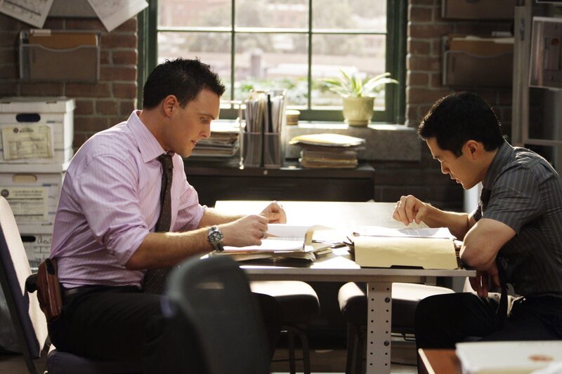 Grace neuer Lover spielt mit den Kollegen Wayne (Owain Yeoman, l.) und Kendall (Tim Kang, r.) ein bitterböses Spiel … – Bild: Warner Bros. Television