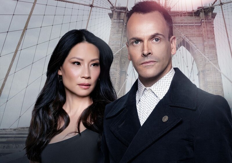 (5. Staffel) – Ein eigensinniges Ermittlerteam in New York: Sherlock Holmes (Jonny Lee Miller, r.) und Joan Watson (Lucy Liu, l.) … – Bild: 2014 CBS Broadcasting Inc. All Rights Reserved. /​ Justin Stephens Lizenzbild frei