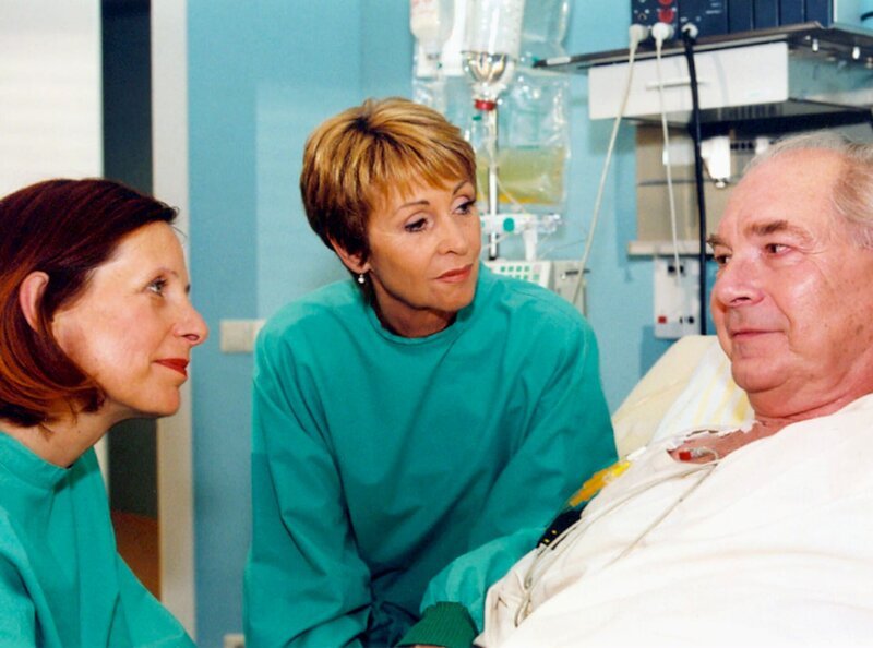 MDR Fernsehen IN ALLER FREUNDSCHAFT FOLGE 159, „Spätes Glück“, Barbara Griogleit (Uta Schorn, Mitte) will dem späten Glück ihres Vaters Lorenz (Otto Mellies) und Birgit Jungmann (Annette Kreft) nicht im Wege stehen. – Bild: MDR/​Krajewski