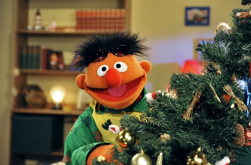 Ernie freut sich auf das Weihnachtsfest. – Bild: NDR/​Studio Hamburg/​Boris Laewen