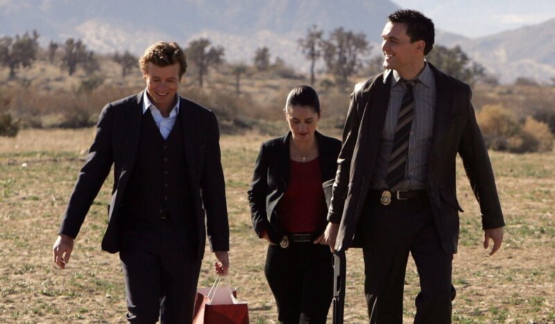 Versuchen einen neuen Fall aufzuklären: Patrick (Simon Baker, l.) und seine Kollegen Kendall (Tim Kang, r.) und Teresa (Robin Tunney) … – Bild: Warner Bros. Television