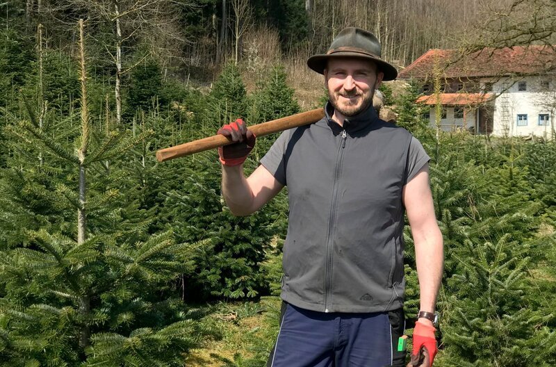 Handarbeit ist angesagt. Markus Huber pflanzt junge Setzlinge. Weiteres Bildmaterial finden Sie unter www.br-foto.de – Bild: BR/Matti Bauer Handarbeit ist angesagt. Markus Huber pflanzt junge Setzlinge. Weiteres Bildmaterial finden Sie unter www.br-foto.de – Bild: BR/Matti Bauer